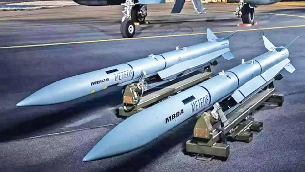 Explainer : पाकिस्तान पर मेहरबान Donald Trump — PAK Army को मिलेगी AMRAAM मिसाइल, India कितना तैयार? | यंग भारत न्यूज