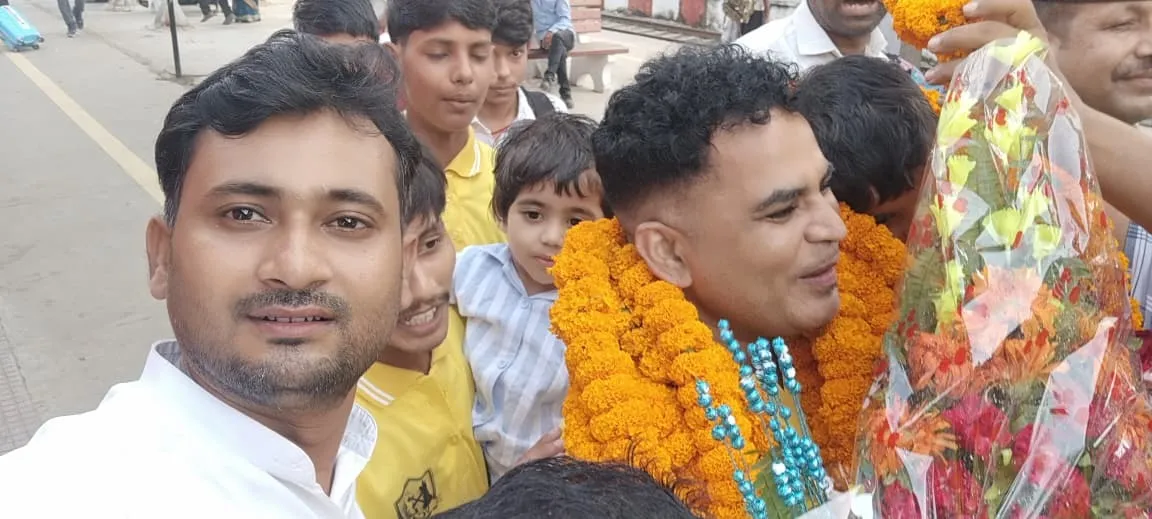 सम्मान समारोह के लिए जा रहे इशांक यादव का स्वागत करते लोग