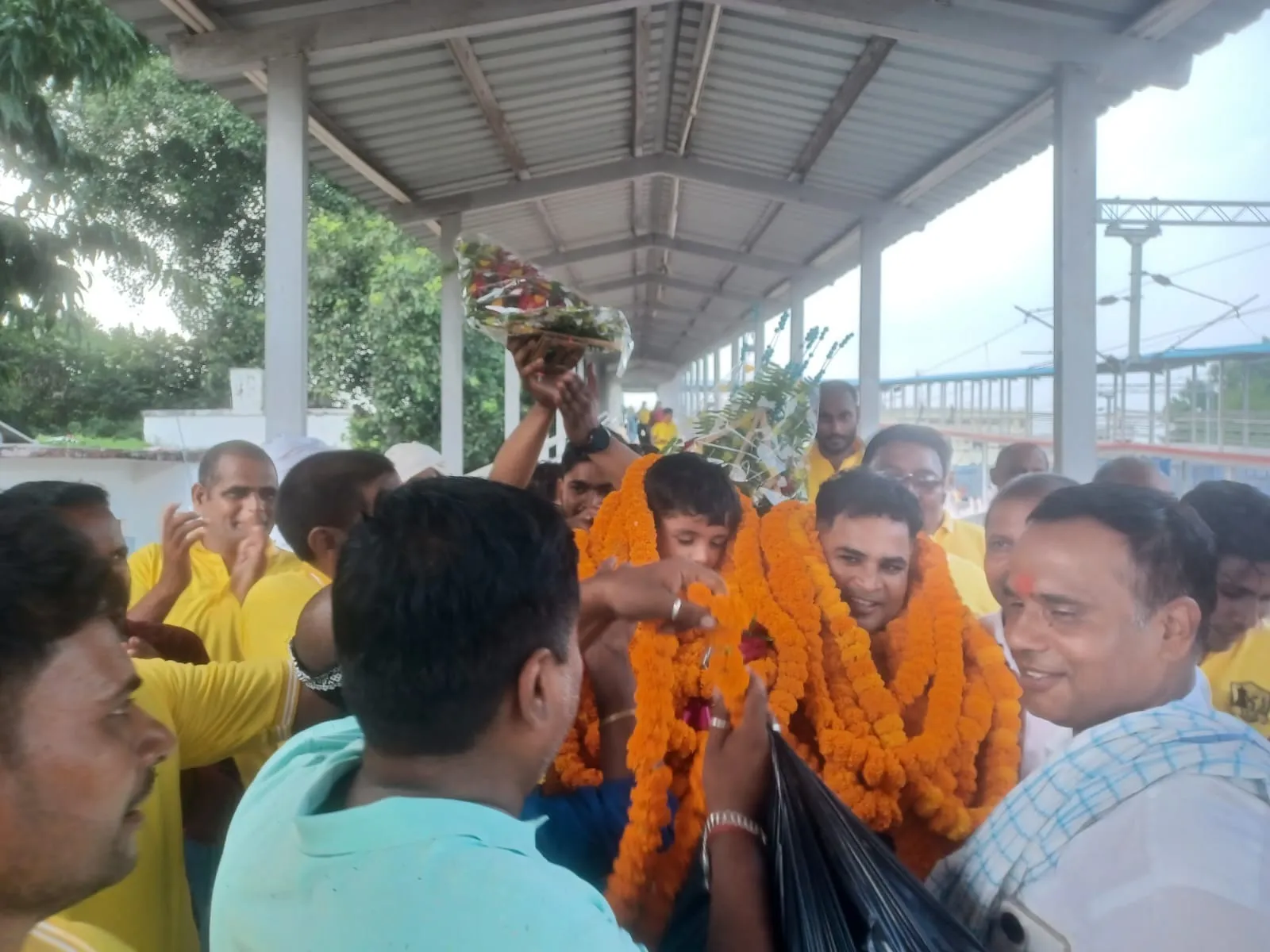 इशांक यादव के स्वागत को देवरिया में उमडे लोग