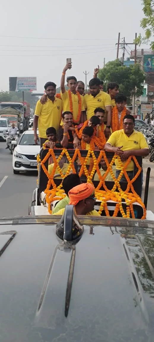 वाहन से समारोह स्थल के लिए जाते हुए इशांक यादव