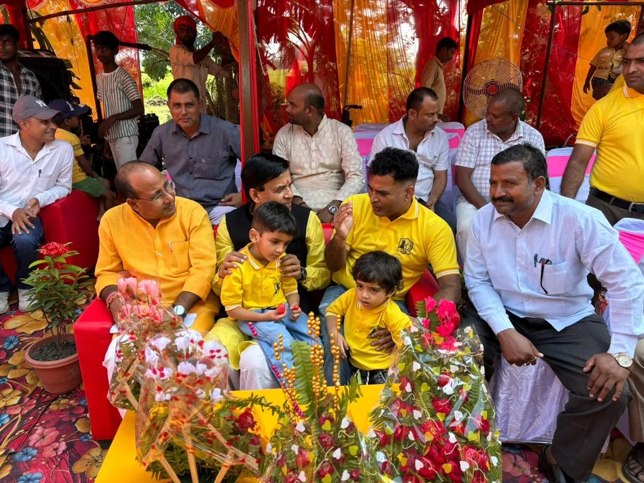 सांसद शशांक मणि की गोद में बैठ माता पिता समेत परिवारीजनों का सम्मान बढा रहे इशांक यादव