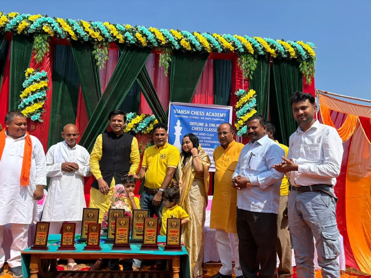 सांसद शशांक मणि के साथ इशांक यादव तथा पिता डाक्टर अजय कुमार यादव व डाक्टर दीप्ति सिंह तथा स्वजन