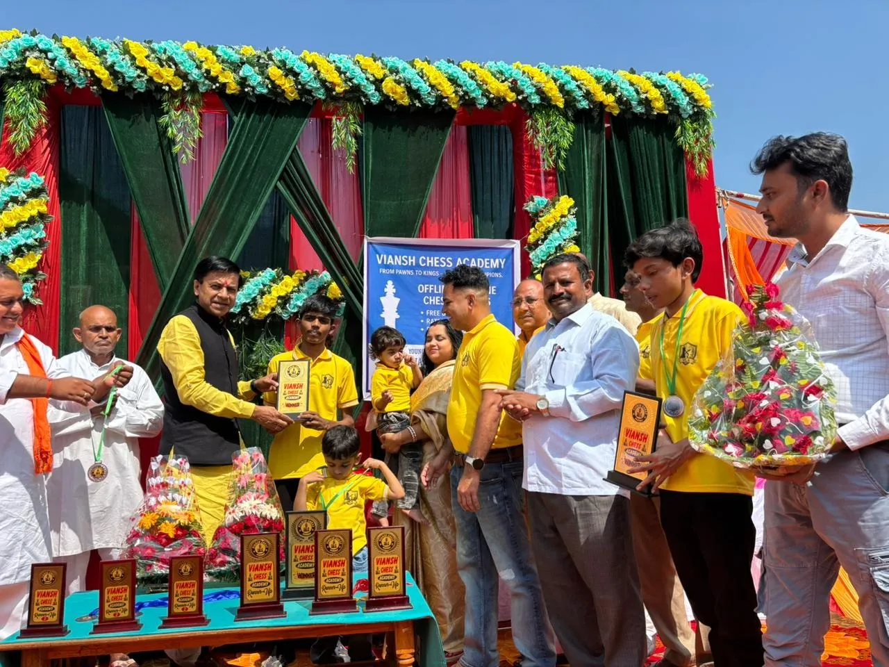 शतरंज खिलाडी व इशांक यादव के घरेलू कोच नितेश यादव को सम्मानित करते सांसद शशांक मणि