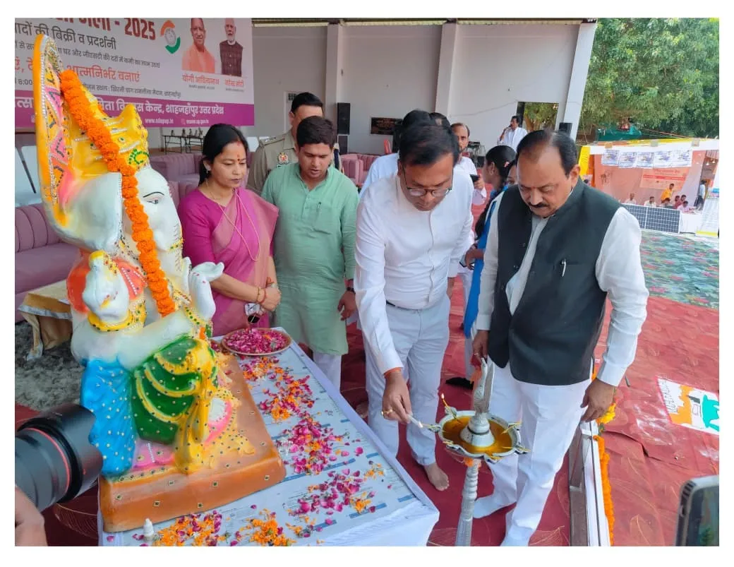 खिरनी बाग रामलीला मैदान में ट्रेड शो स्वदेशी मेला का शुभारंभ करते एमएलसी डा सुधीर गुप्ता व डीएम धर्मेंद्र प्रताप सिंह