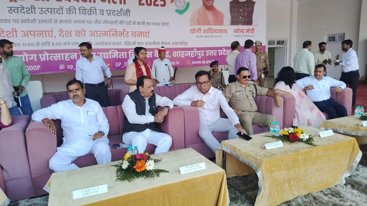स्वदेशी मेला में मंचासीन एमएलसी डा सुधीर गुप्ता, डीएम धर्मेंद्र प्रताप सिंह, एसपी राजेश द्विवेदी, भाजपा जिलाध्यक्ष केसी मिश्रा, सीडीओ अपराजिता सिंह, नगर आयुक्त डा विपिन कुमार मिश्रा सीडीओ