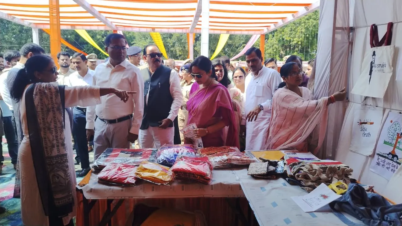 स्वदेशी मेला में स्टालों का निरीक्षण करते एमएलसी, डीएम व सीडीओ