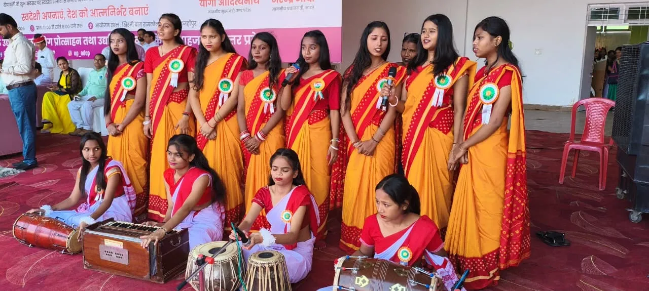 स्वदेशी मेला में सांस्कृतिक कार्यक्रम प्रस्तुत करती छात्राएं