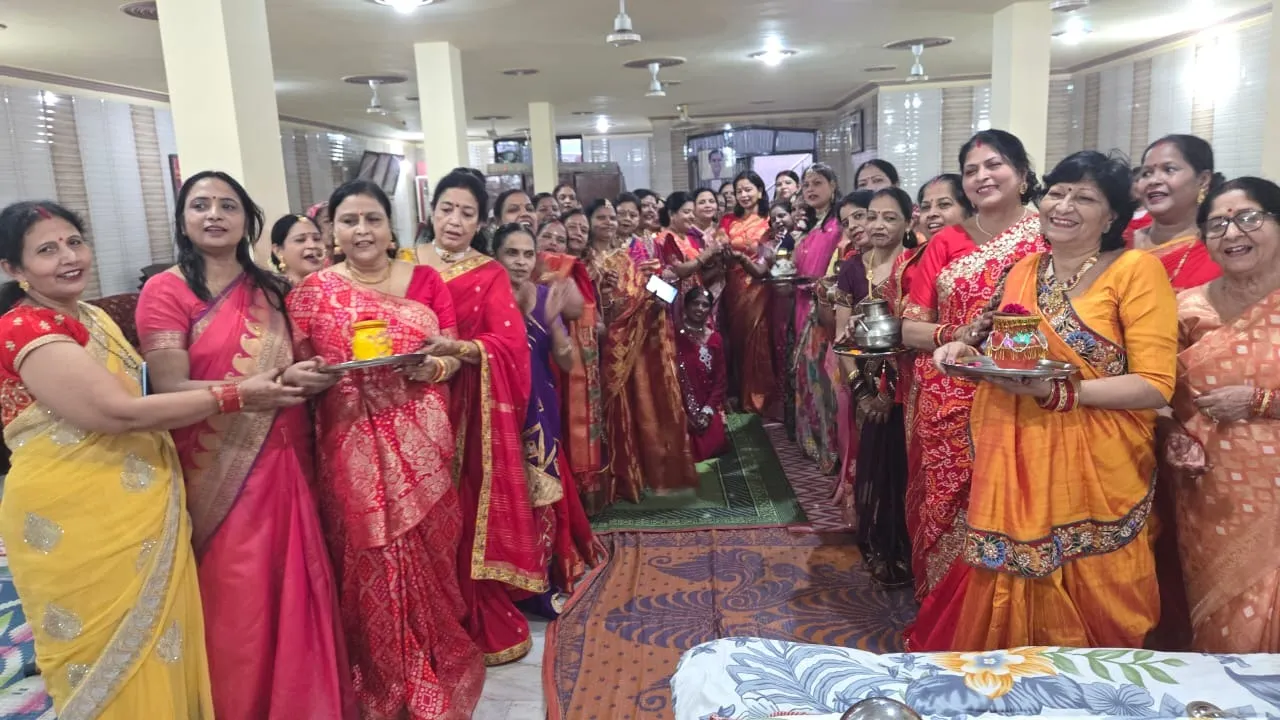 कटियाटोला स्थित सत्संग भवन में करवाचौथ के उपलक्ष्य में आयोजित  कार्यक्रम में भावमग्न सुहागिनें