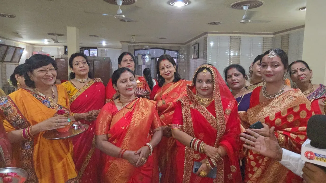 कटियाटोला स्थित सत्संग भवन में करवाचौथ पूजन का दृश्य