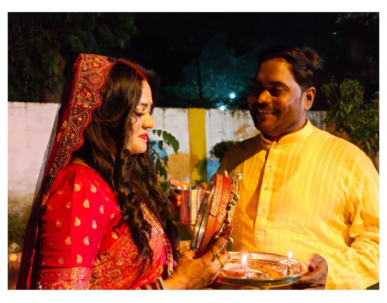 करवाचौथ पूजन के दौरान एडीएम अरविंद कुमार के चलनी से दर्शन के बाद खुशी जताती पत्नी सौम्या