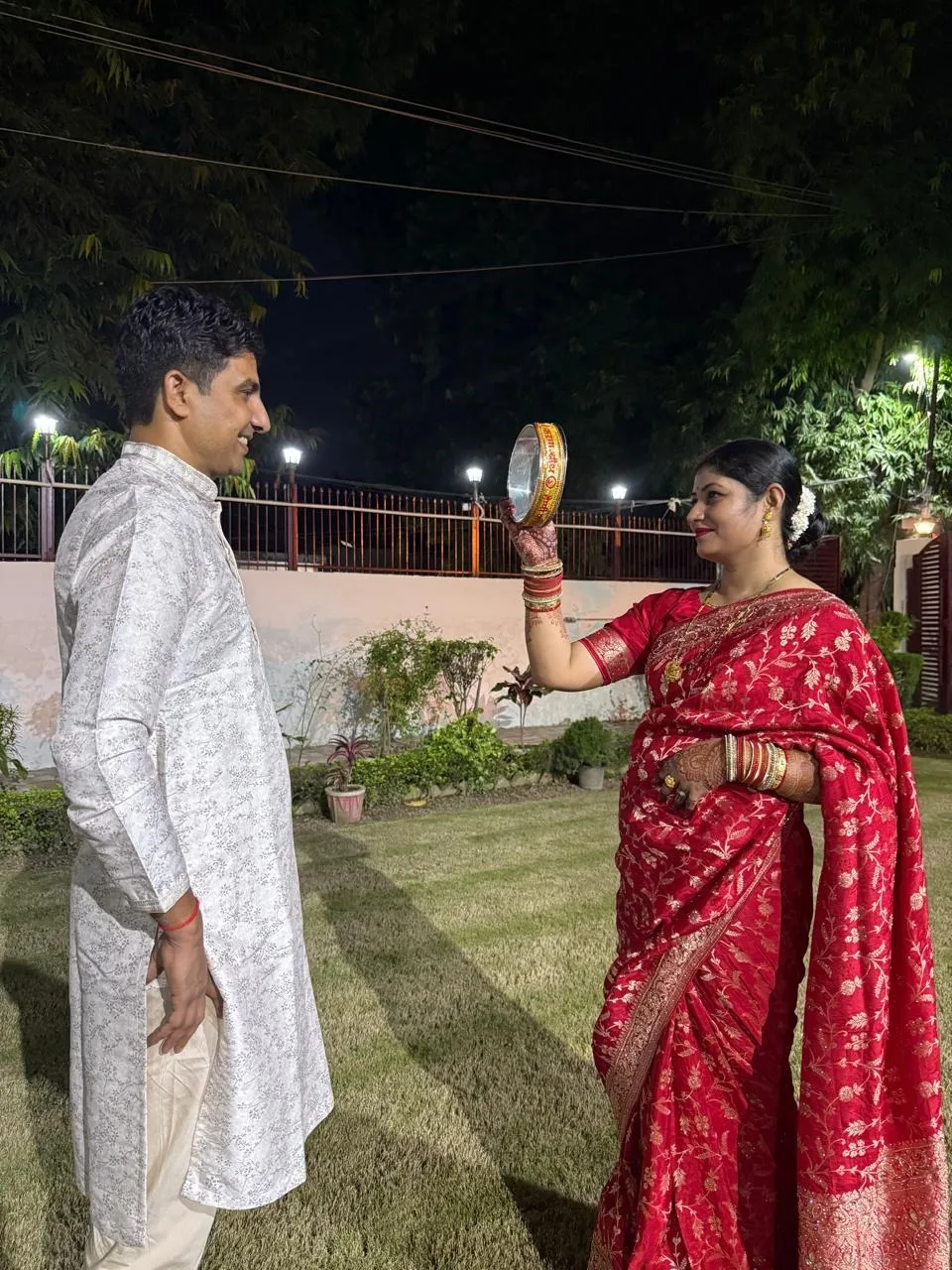 करवाचौथ पूजन के दौरानी एडीएम प्रशासन रजनीश मिश्रा के दर्शन करती उनकी धर्मपत्नी