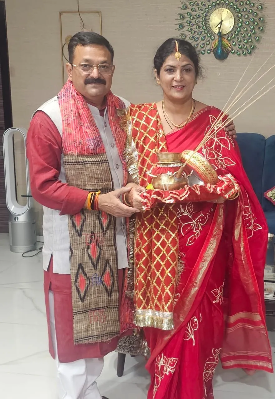 करवाचौथ पूजन के बाद DCB चेयरमैन पति  डीपीएस राठौर के साथ अर्धांगिनी सोनिया सिंह राठौर