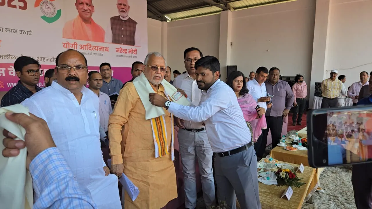 वित्तमंत्री सुरेश खन्ना का स्वागत करते उपायुक्त उद्योग अनुराग यादव