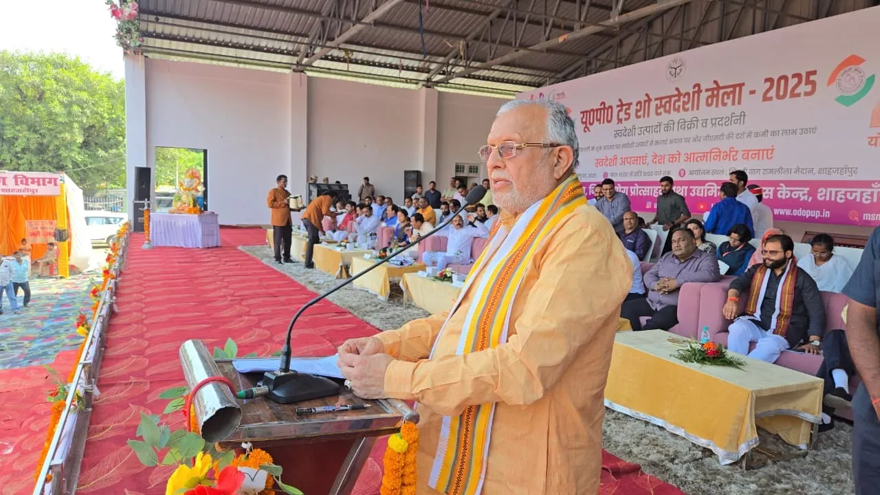 यूपी ट्रेड शो स्वदेशी मेला को संबोधित करते वित्तमंत्री सुरेश खन्ना