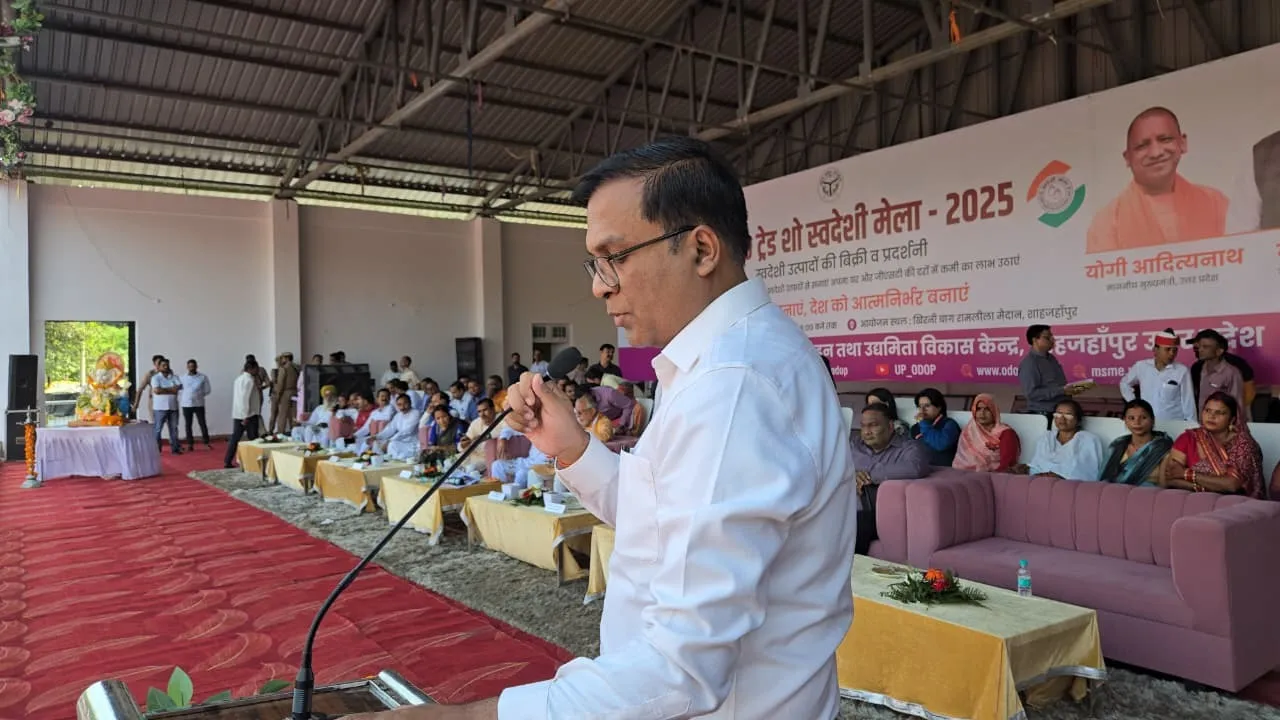 यूपी ट्रेड शो स्वदेशी मेला को संबोधित करते डीएम धर्मेंद्र प्रताप सिंह