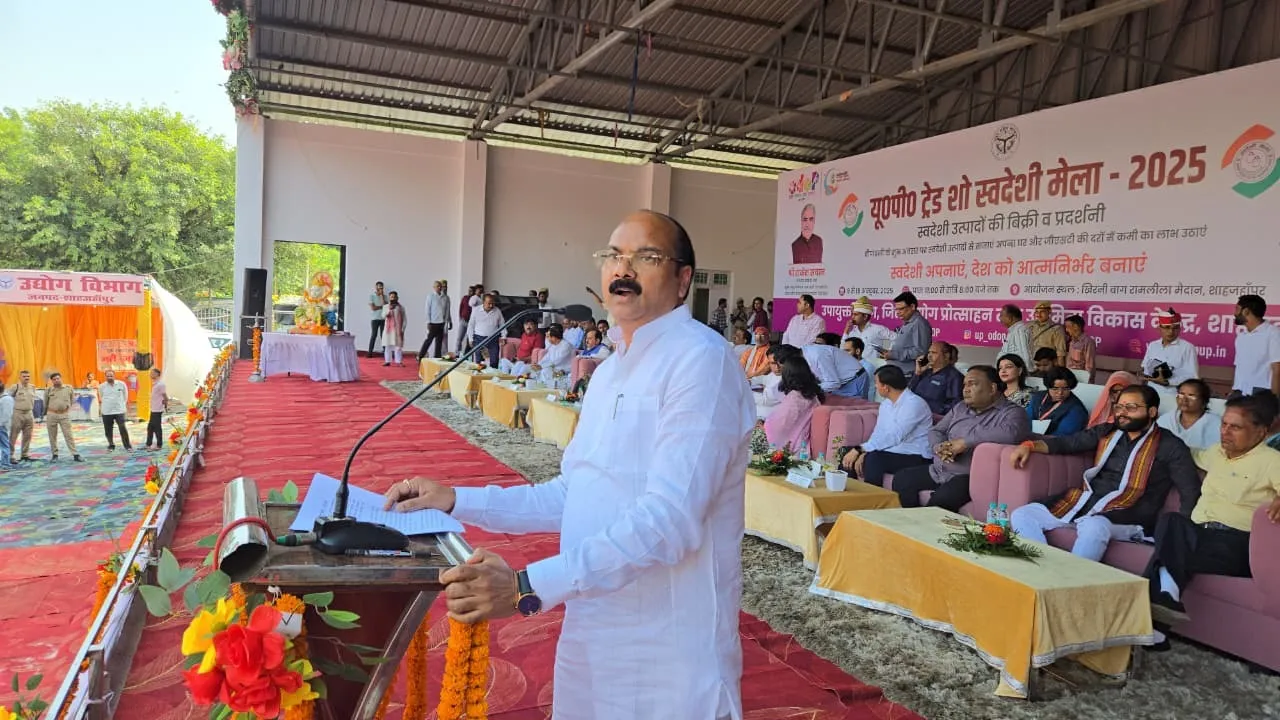 खिरनी बाग रामलीला मैदान में आयोजित यूपी ट्रेड शो स्वदेशी मेला को संबोधित करे सांसद अरुण सागर
