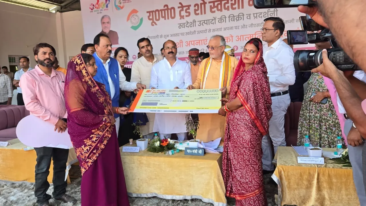 स्वयं समायता समूह की लाभार्थी महिलाओं को चेक बांटते वित्तमंत्री सुरेश खन्ना