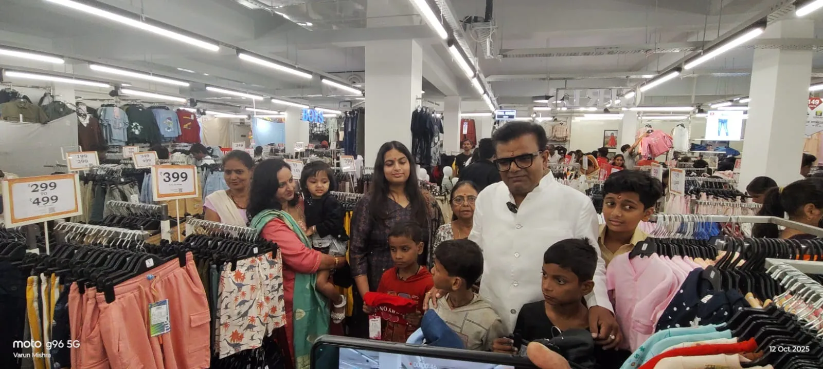 बेटी के जन्मदिन पर कटरा कटरा स्थित माल में बच्चों को कपडें दिलाते विनय अग्रवाल