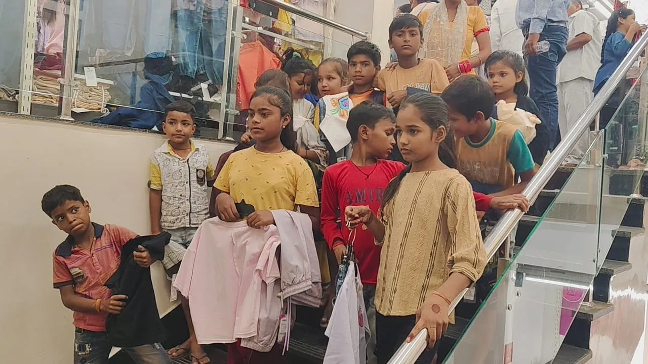 बेटी के जन्मदिन पर कटरा कटरा स्थित माल में बच्चों को कपडे