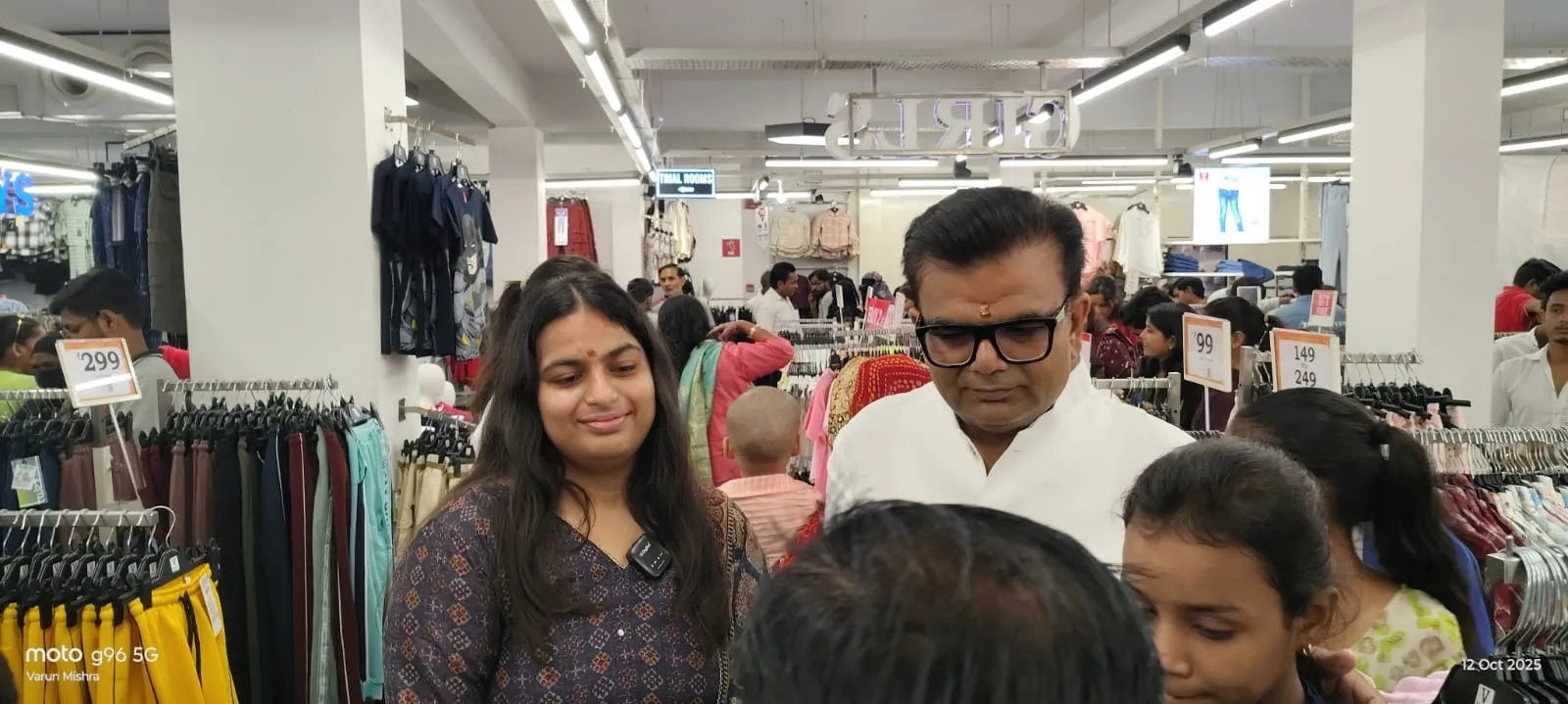 बच्चों को कपडें दिलाने के बाद प्रसन्न मुद्रा विनय अग्रवाल व उनकी पत्नी श्वेता अग्रवाल
