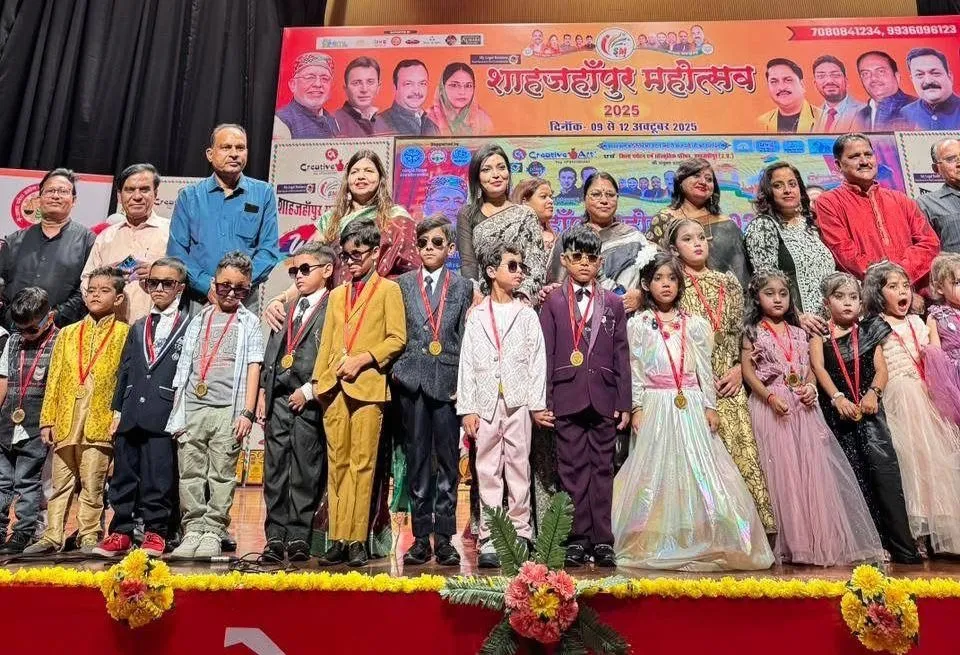 शाहजहांपुर महोत्सव में मेडल के साथ अलंकृत प्रतिभागी बच्चे