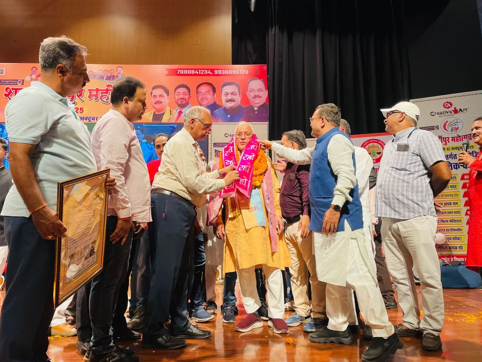 शाहजहांपुर महोत्सव में वित्तमंत्री सुरेश खन्ना का नागरिक अभिनंदन करते आयोजकगण