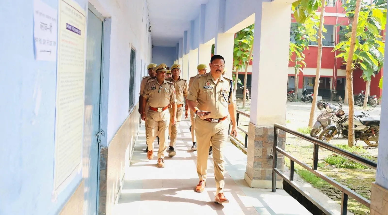 यूपीपीसीएस परीक्षा केंद्र का निरीक्षण करते पुलिस अधीक्षक राजेश द्विवेदी
