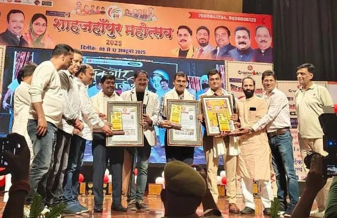 शाहजहांपुर महोत्सव में नगर आयुक्त, एडीएम व सीओ का अभिनंदन करते आयोजक