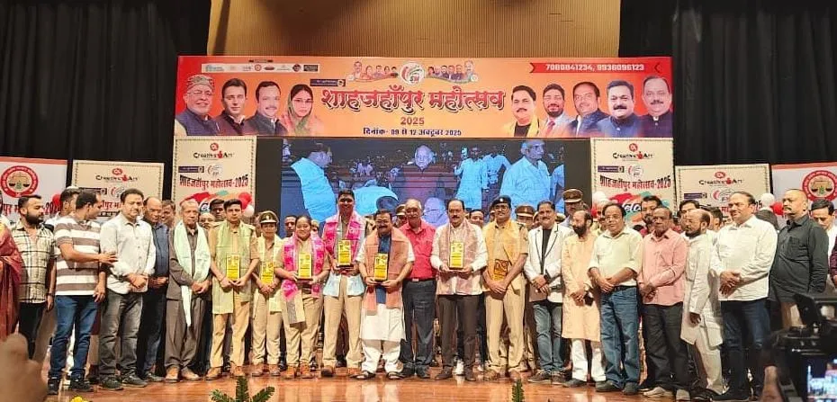 शाहजहांपुर महोत्सव में सम्मान प्राप्ति के बाद मंच पर अधिकारी व नेता व आयोजक