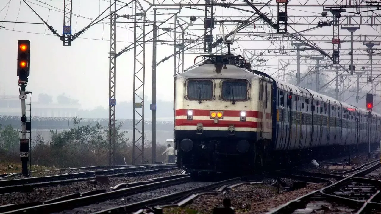 यात्रीगण कृपया ध्यान दें— दिसंबर से मार्च तक ये ट्रेनें रद्द रहेंगी, जानें क्यों? | यंग भारत न्यूज
