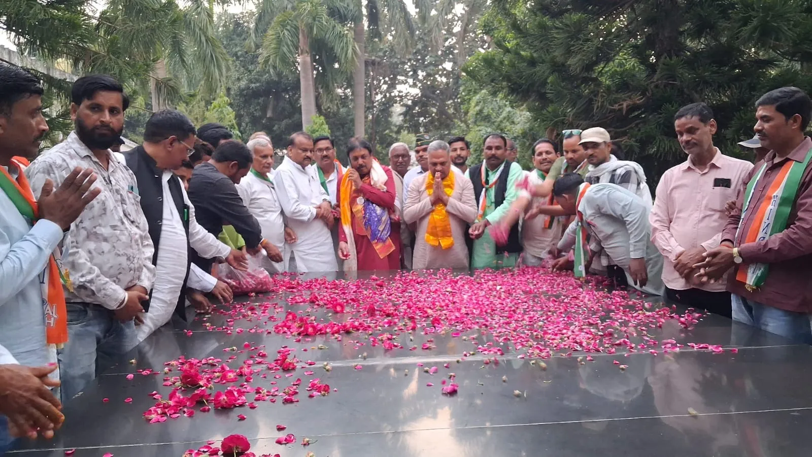 सिउरा में पूर्व केंद्रीय मंत्री सत्यपाल सिंह यादव की समाधि पर पुष्प चढाकर नमन करते प्रदेश प्रभारी अशोक यादव, मनोज यादव व अन्य पदाधिकारी