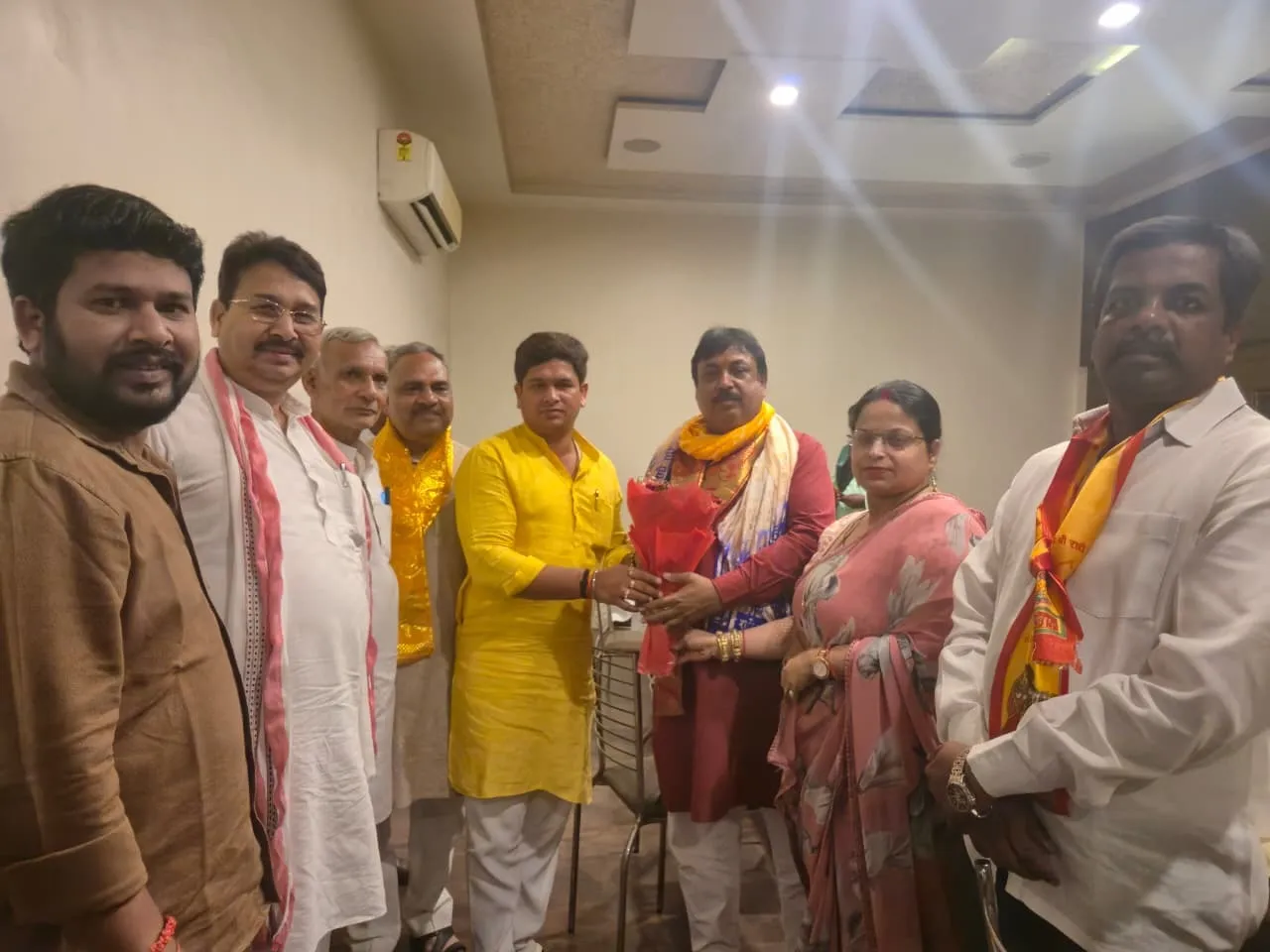 रेजांगला रज कलश शौर्य यात्रा के नायक मनोज यादव का स्वागत करते पूर्व जिला पंचायत अध्यक्ष अजय प्रताप सिंह यादव, साथ में उनकी पत्नी जिला पंचायत अध्यक्ष ममता यादव