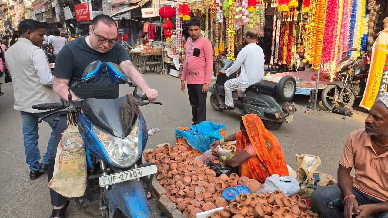 बहादुर गंज में फुटपाथ पर माटी के दीये बिक्री करती महिला
