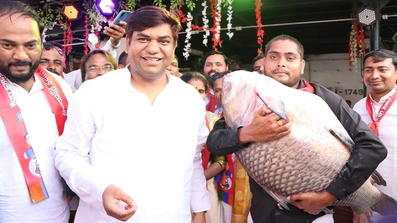 Explainer : Rahul-Tejaswi की सियासी गुगली में फंसे 'सन ऑफ मल्लाह': क्या दो कौड़ी के हुए मुकेश सहनी? | यंग भारत न्यूज