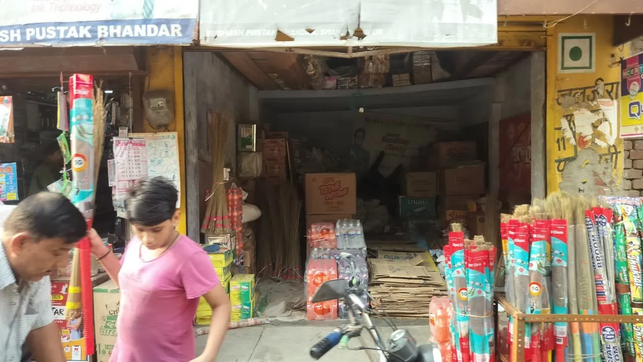 धनतेरस पर दुकानदारों ग्राहकों को बिक्री करते हुए