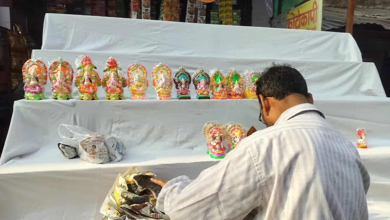 सज रहे दुकानदार मां लक्ष्मी और भगवान गणेश की मूर्तियों