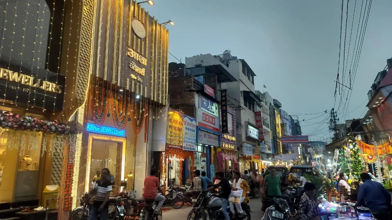 दीपावली पर सदर बाजार में सजे प्रतिष्ठान व खरीद को उमडे लोग