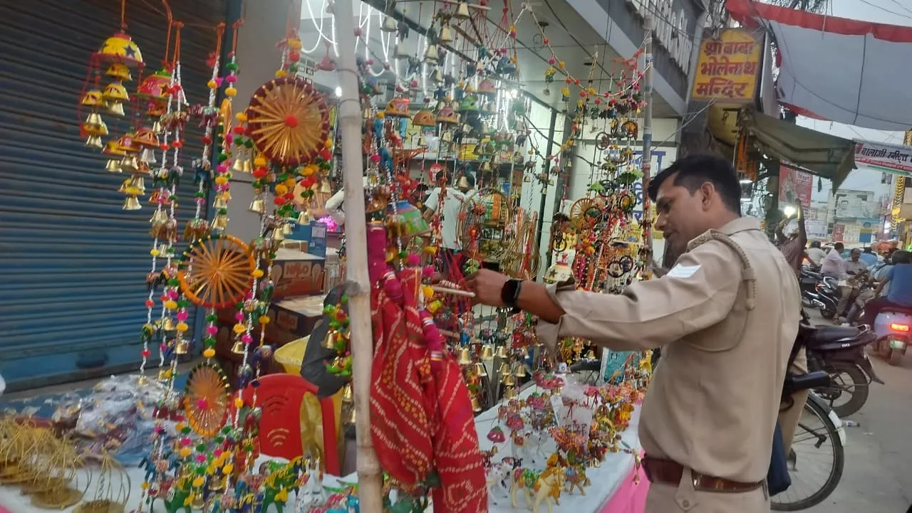 सजावटी सामान खरीदते पुलिस कर्मी