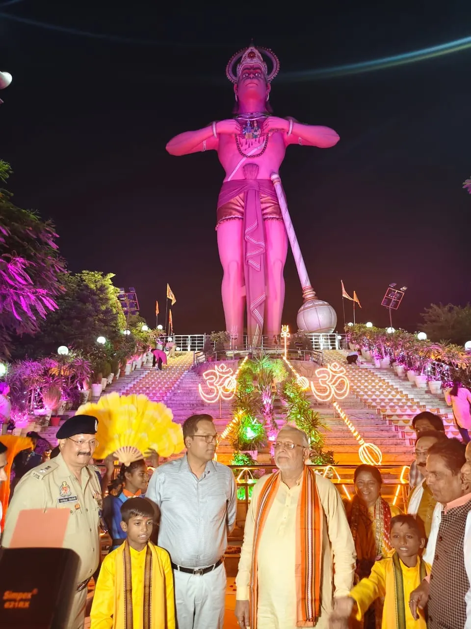 भव्य रूप से सजे हनुमतधाम में पूजन व दर्शन के लिए मौजूद वित्तमंत्री सुरेश खन्ना, डीएम धर्मेंद्र प्रताप सिंह, एसपी राजेश द्विवेदी व नगर आयुक्त