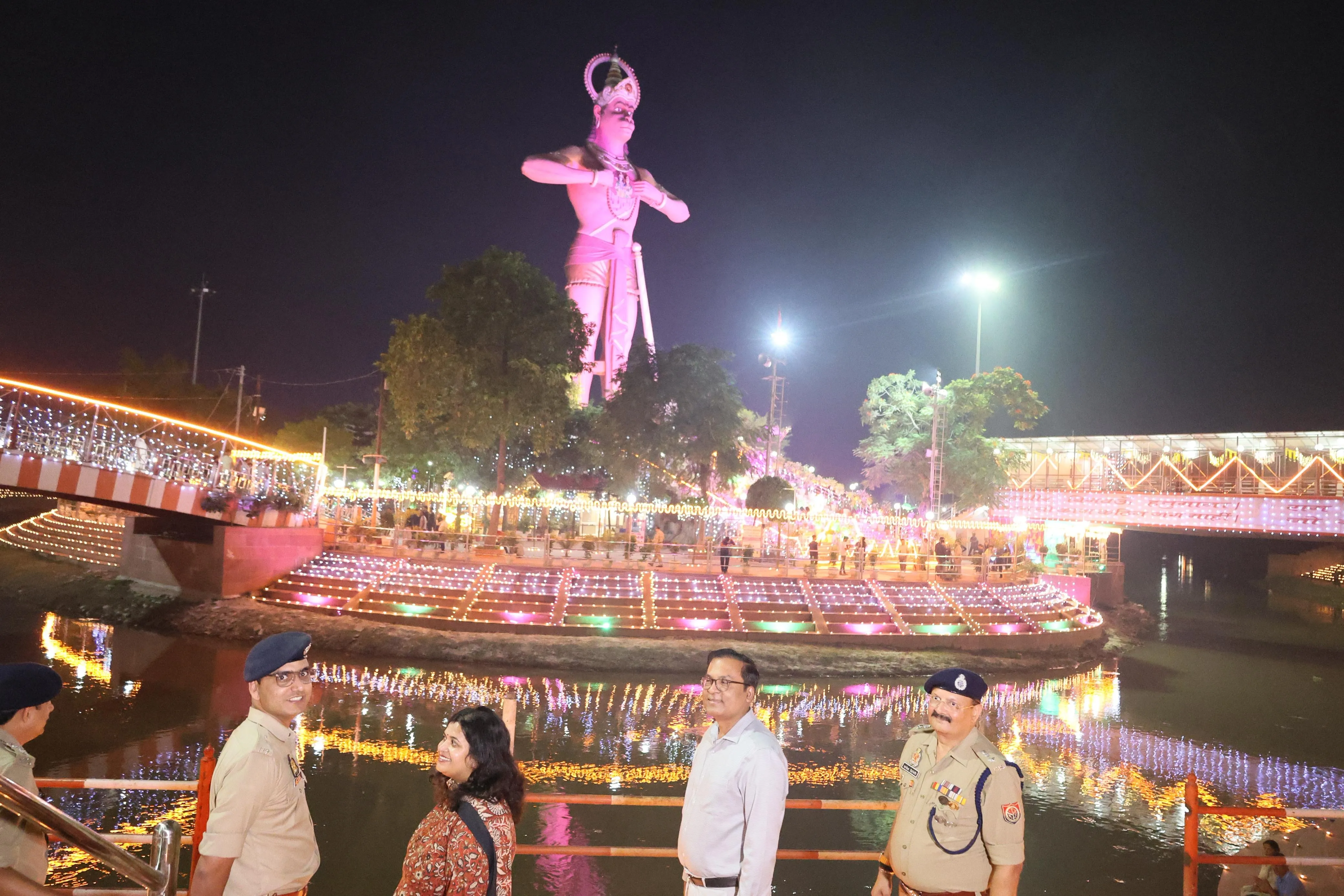दीपावली की पूर्व संध्या पर भव्य रूप से आलोकित हनुमत धाम