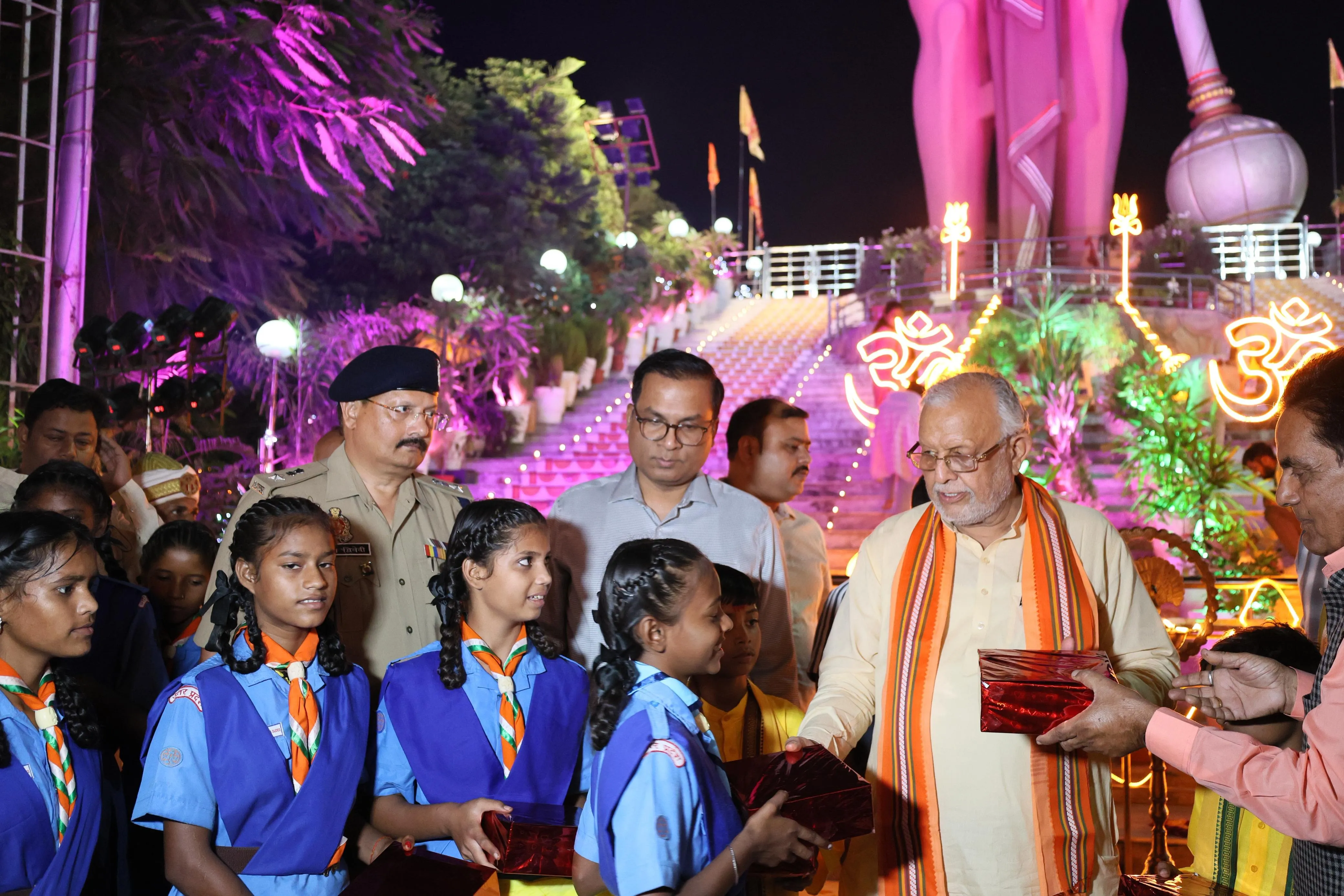 हनुमतधाम में बच्चों को उपहार बांटते वित्तमंत्री सुरेश खन्ना