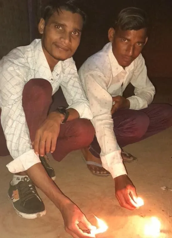 गांव में लोगों ने दीप जलते हुए मनाई दिवाली