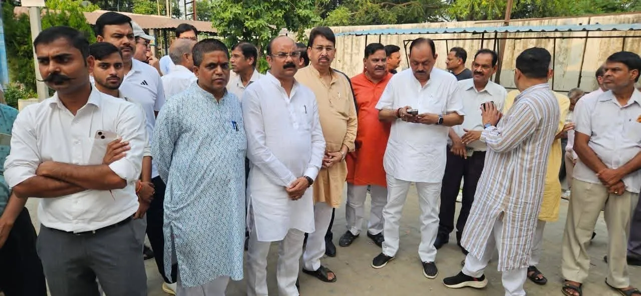 डा रमाकांत के अंतिम संस्कार में सांसद अरुण सागर, एमएलसी डा सुधीर गुप्ता, पूर्व जिला पंचायत अध्यक्ष वीरेंद्र पाल सिंह यादव आदि