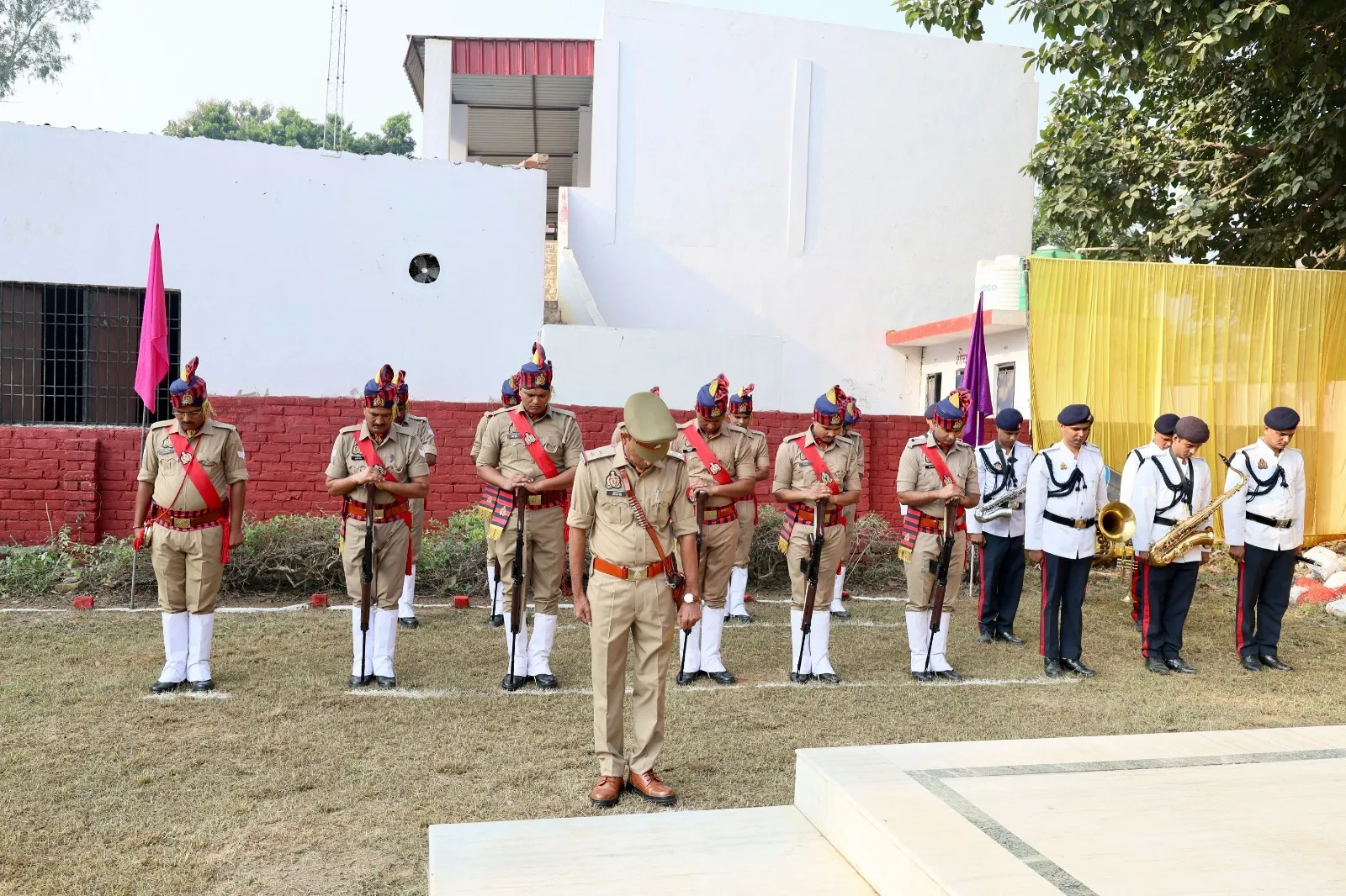पुलिस लाइन में आयोजित पुलिस स्मृति समारोह में मौन रखकर श्रद्धांजलि देते पुलिस अधिकारी व आरक्षी