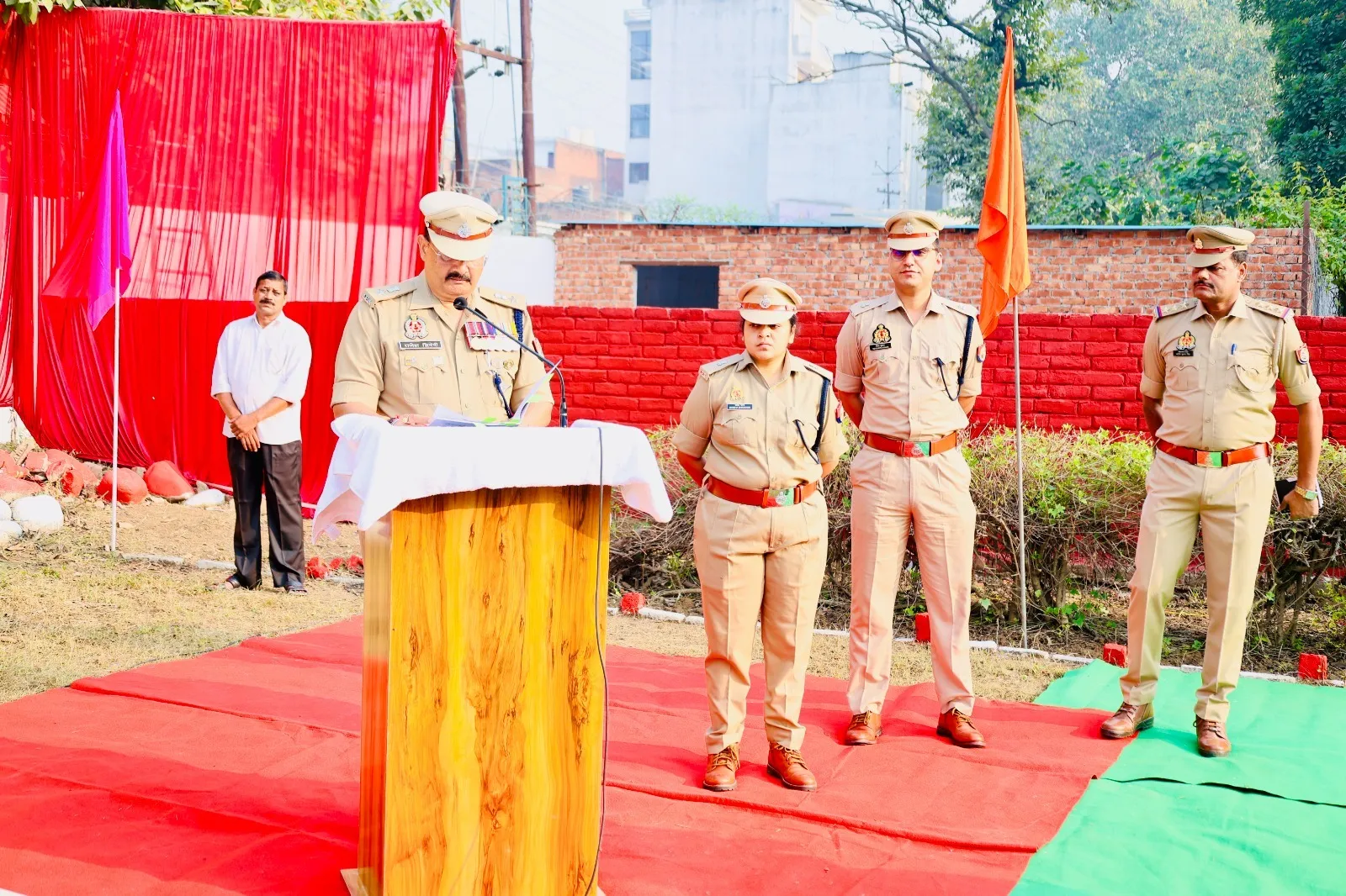 पुलिस लाइन में आयोजित  पुलिस समृति दिवस समारोह में विचार व्यक्त करते पुलिस अधीक्षक राजेश द्विवेदी