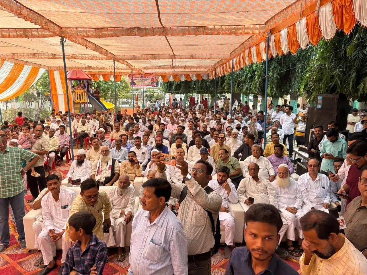 अमर बलिदानी अशफाक उल्ला खां की जयंती पर उनकी मजार स्थल पर चादरपोशी को आए लोग