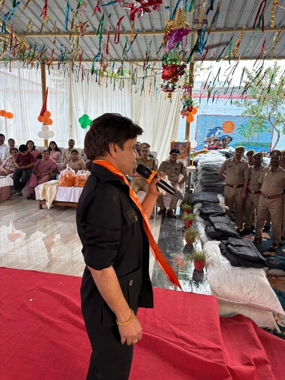 जिला कारागार में बंदियों को तनाव व अवसाद से बचाव को हंसी के टिप्स देते फिल्म अभिनेता राजपाल यादव