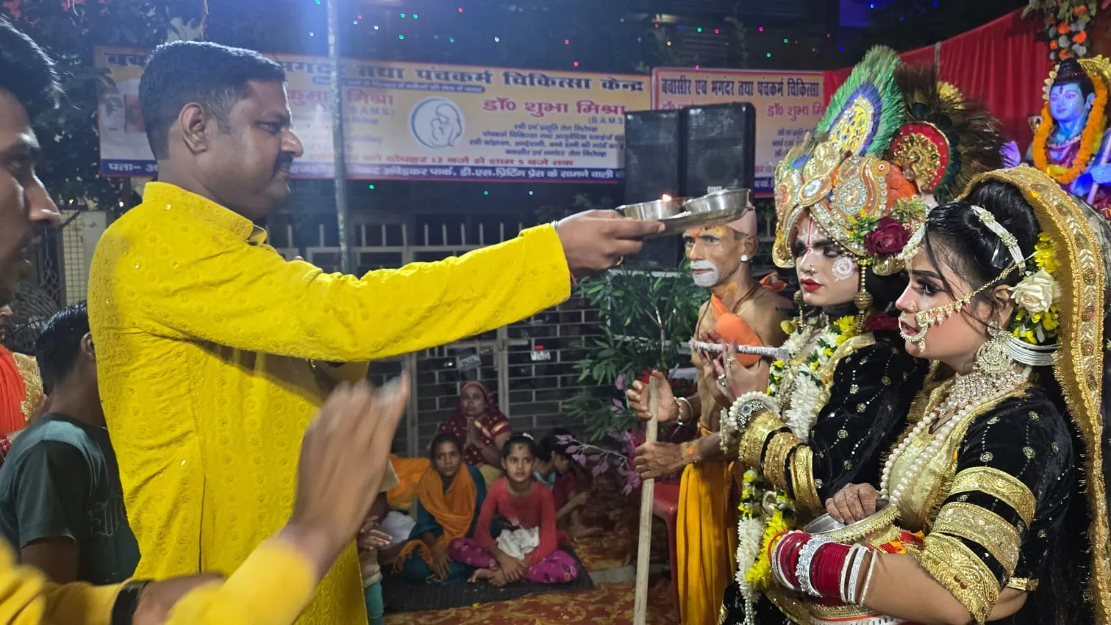 आवास विकास कालोनी में आयोजित जगराता में राधा कृष्ण के स्वरूपों की आरती उतारते मुख्य यजमान अमित यादव