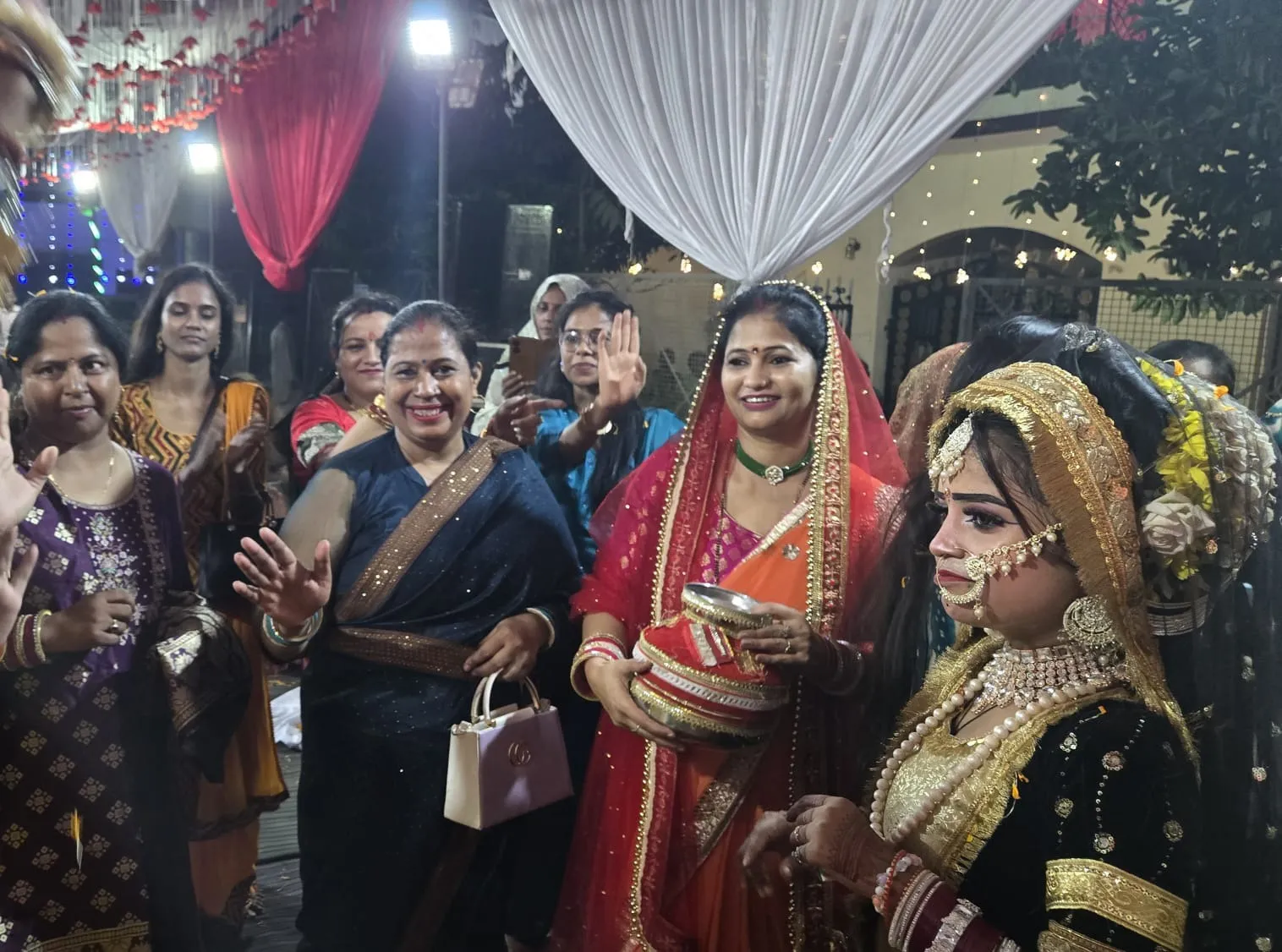 आवास विकास कालोनी में आयोजित माता के जगराता में झूमते श्रद्धालु