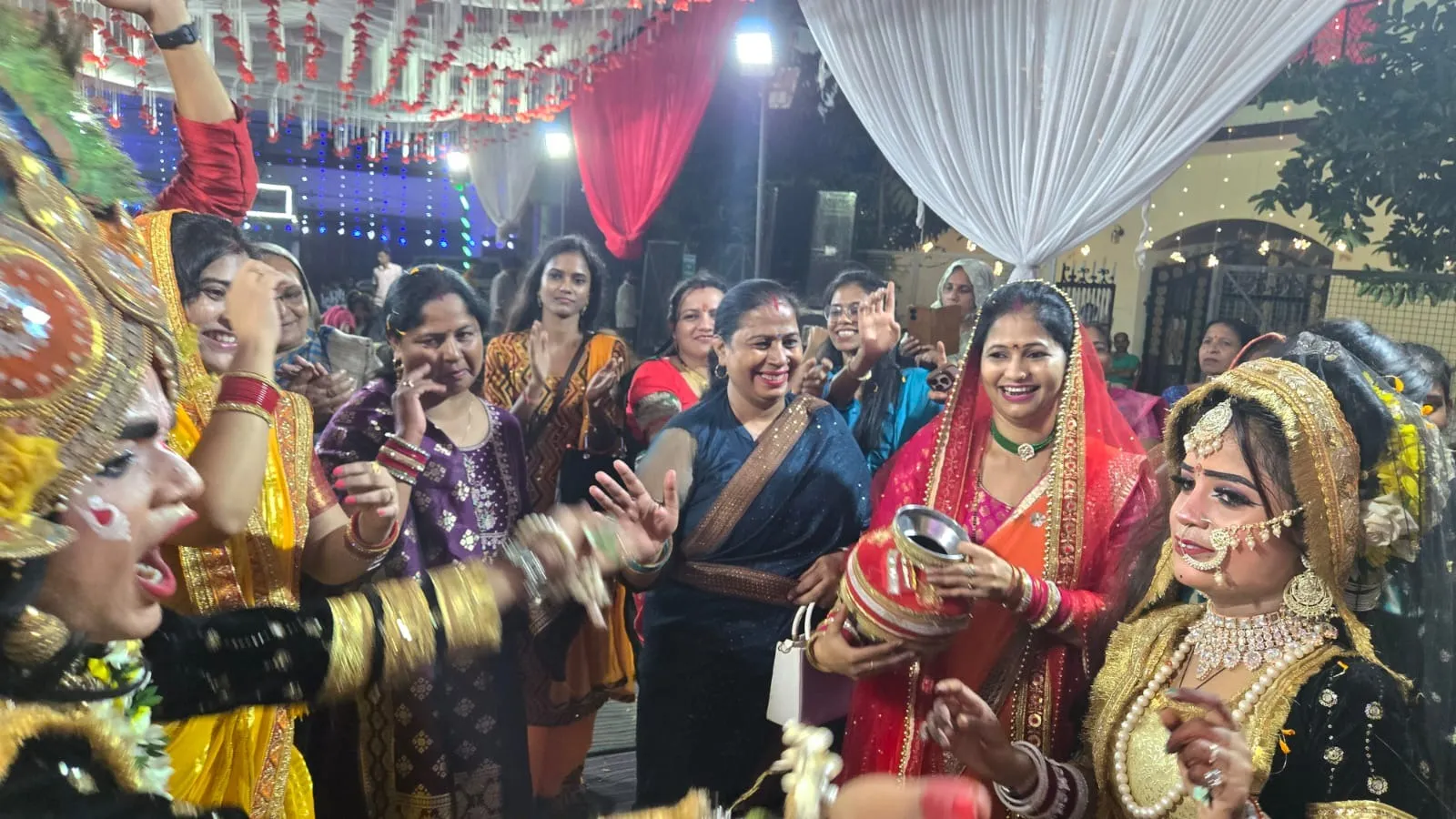 आवास विकास कालोनी में आयोजित जगराता में राधा कृष्ण के स्वरूपों संग भावमग्न हो नृत्य करते श्रद्धालु महिलाएं